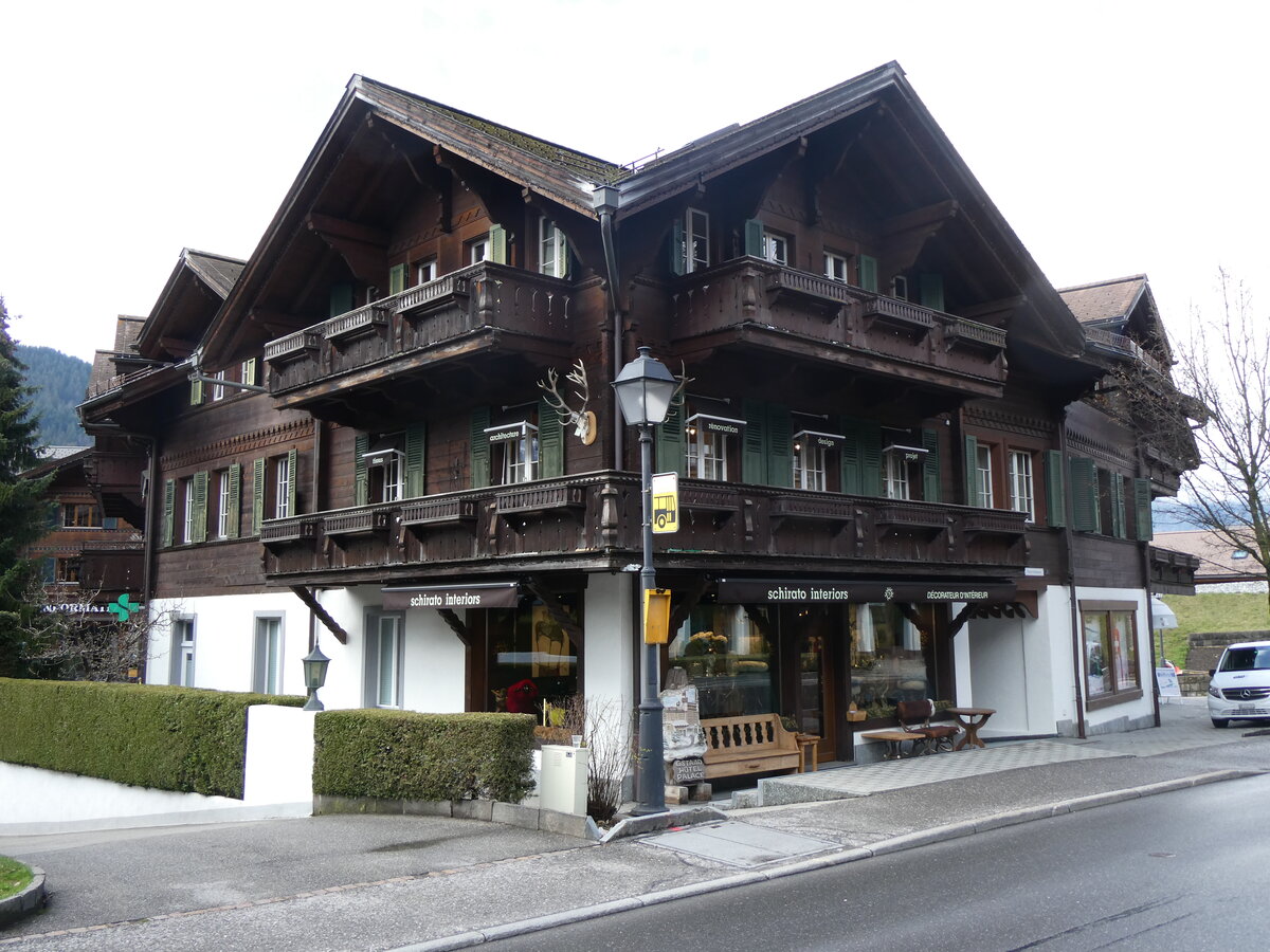 (260'599) - Ehemalige PostAuto-Haltestelle am 21. Mrz 2024 an der Suterstrasse in Gstaad