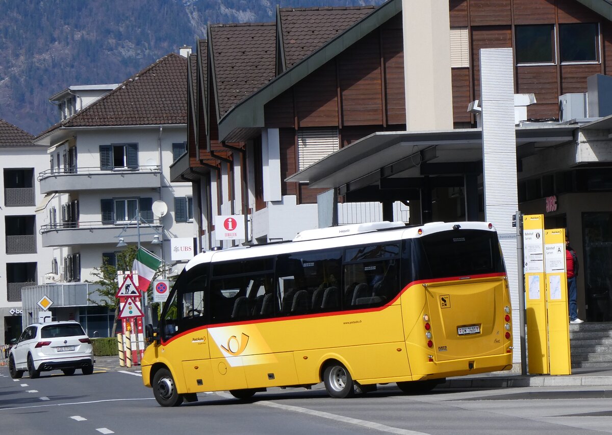 (261'053) - PostAuto Zentralschweiz - Nr. 302/OW 7400/PID 11'111 - Iveco/Rosero (ex Nr. 74; ex HW Kleinbus, Giswil) am 6. April 2024 beim Bahnhof Sarnen