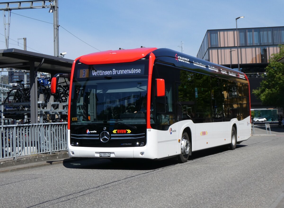 (261'180) - RVBW Wettingen - Nr. 69/AG 588'478 - eMercedes am 12. April 2024 beim Bahnhof Baden