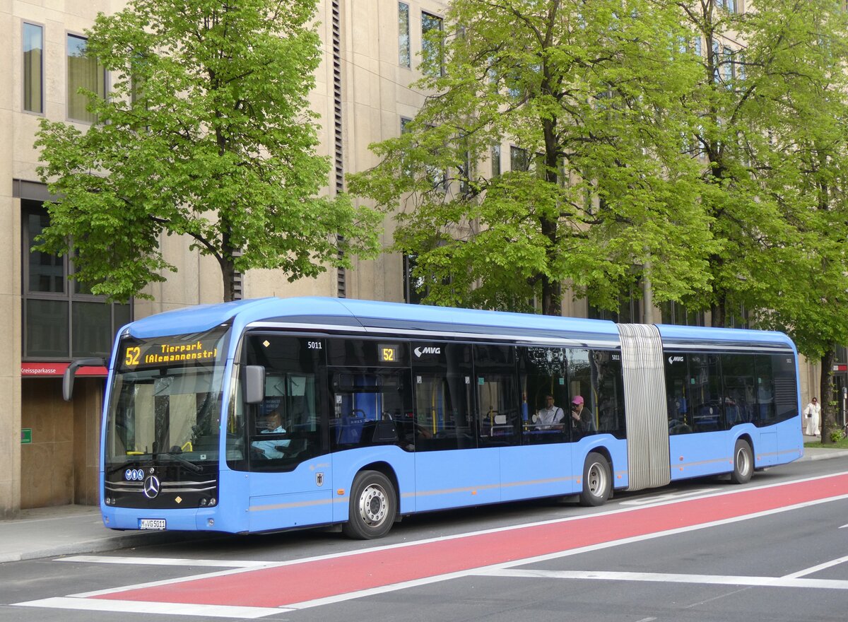 (261'426) - MVG Mnchen - Nr. 5011/M-VG 5011 - eMercedes am 14. April 2024 in Mnchen, Sendlinger Tor