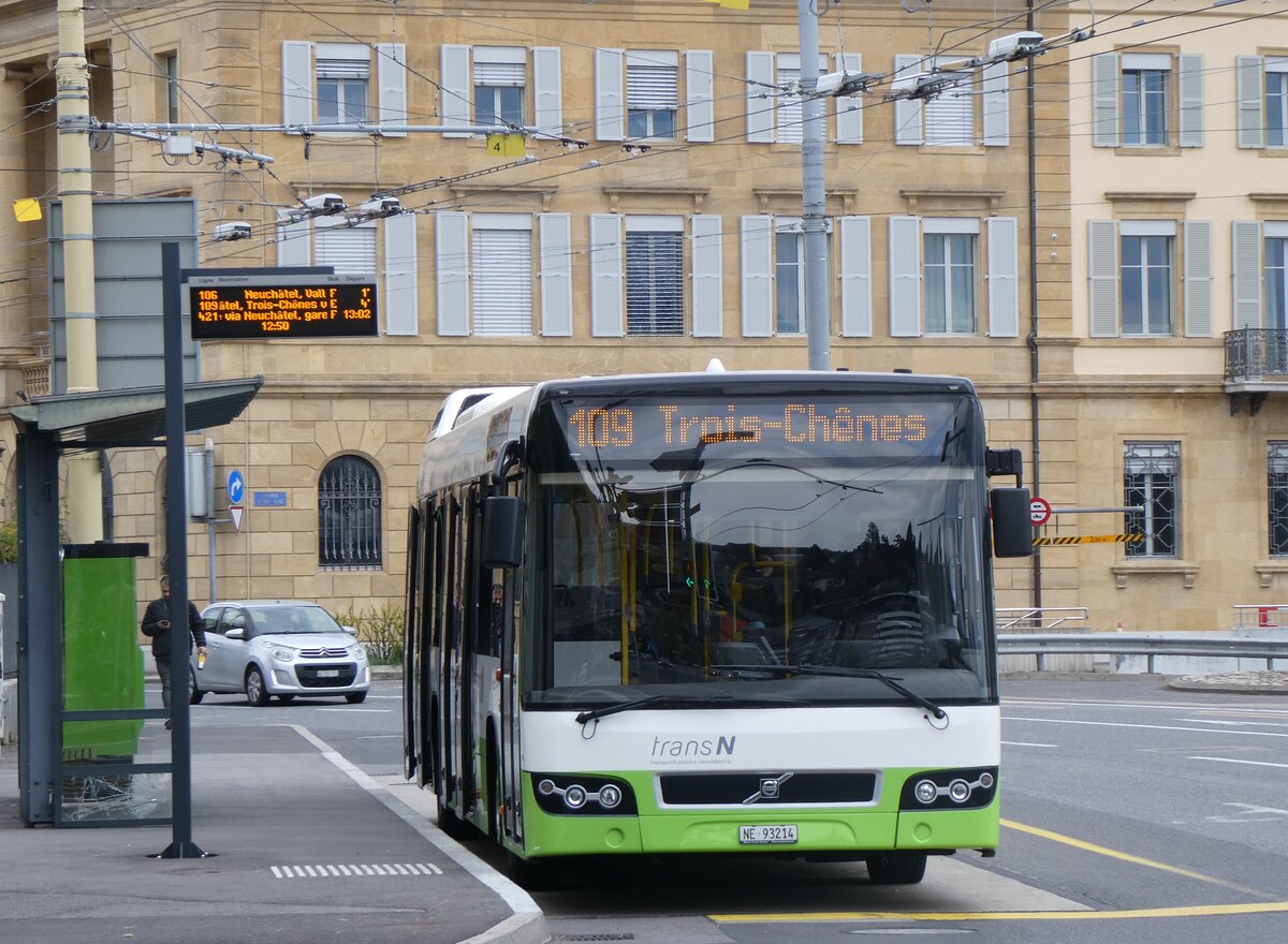 (261'671) - transN, La Chaux-de-Fonds - Nr. 214/NE 93'214 - Volvo (ex TN Neuchtel Nr. 214) am 23. April 2024 in Neuchtel, Place Pury