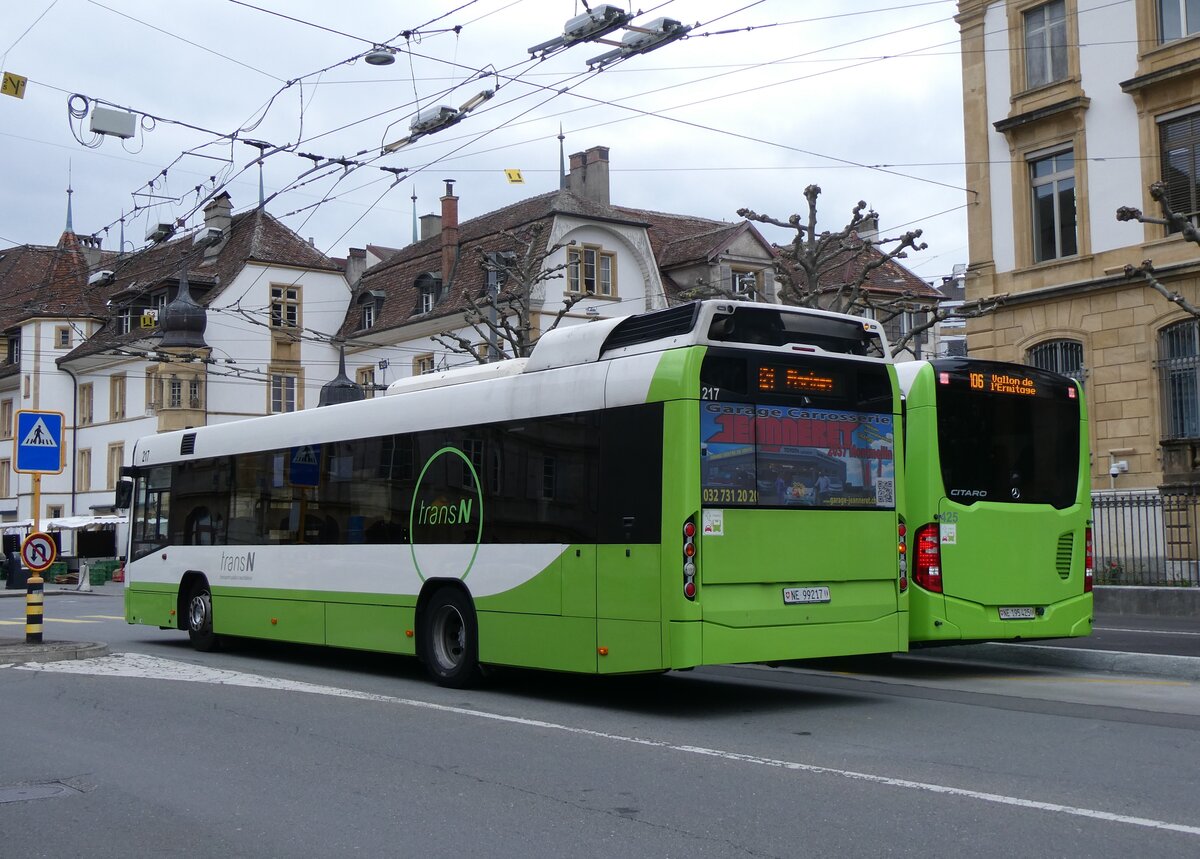 (261'672) - transN, La Chaux-de-Fonds - Nr. 217/NE 99'217 - Volvo (ex TN Neuchtel Nr. 217) am 23. April 2024 in Neuchtel, Place Pury