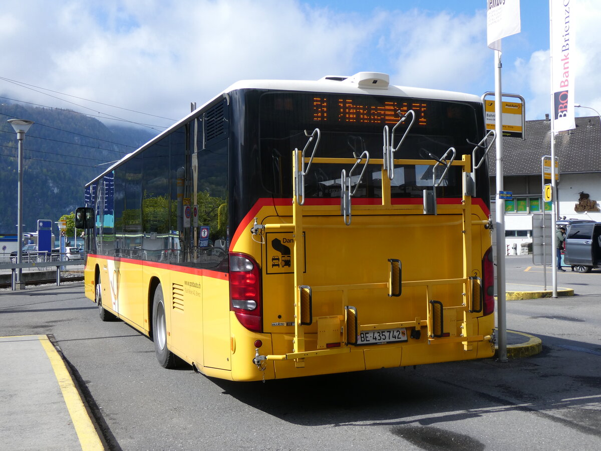 (261'689) - Flck, Brienz - Nr. 2/BE 435'742/PID 5636 - Setra am 25. April 2024 beim Bahnhof Brienz