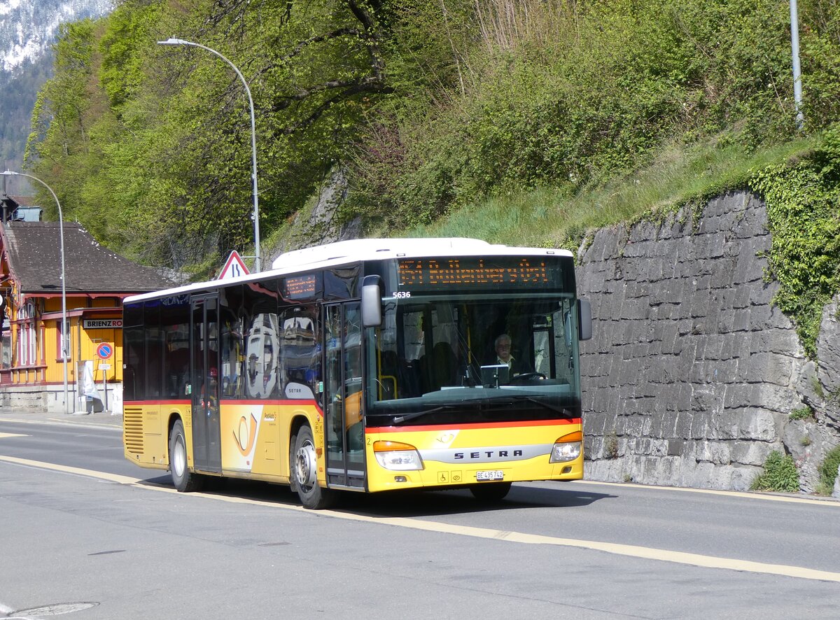 (261'690) - Flck, Brienz - Nr. 2/BE 435'742/PID 5636 - Setra am 25. April 2024 beim Bahnhof Brienz