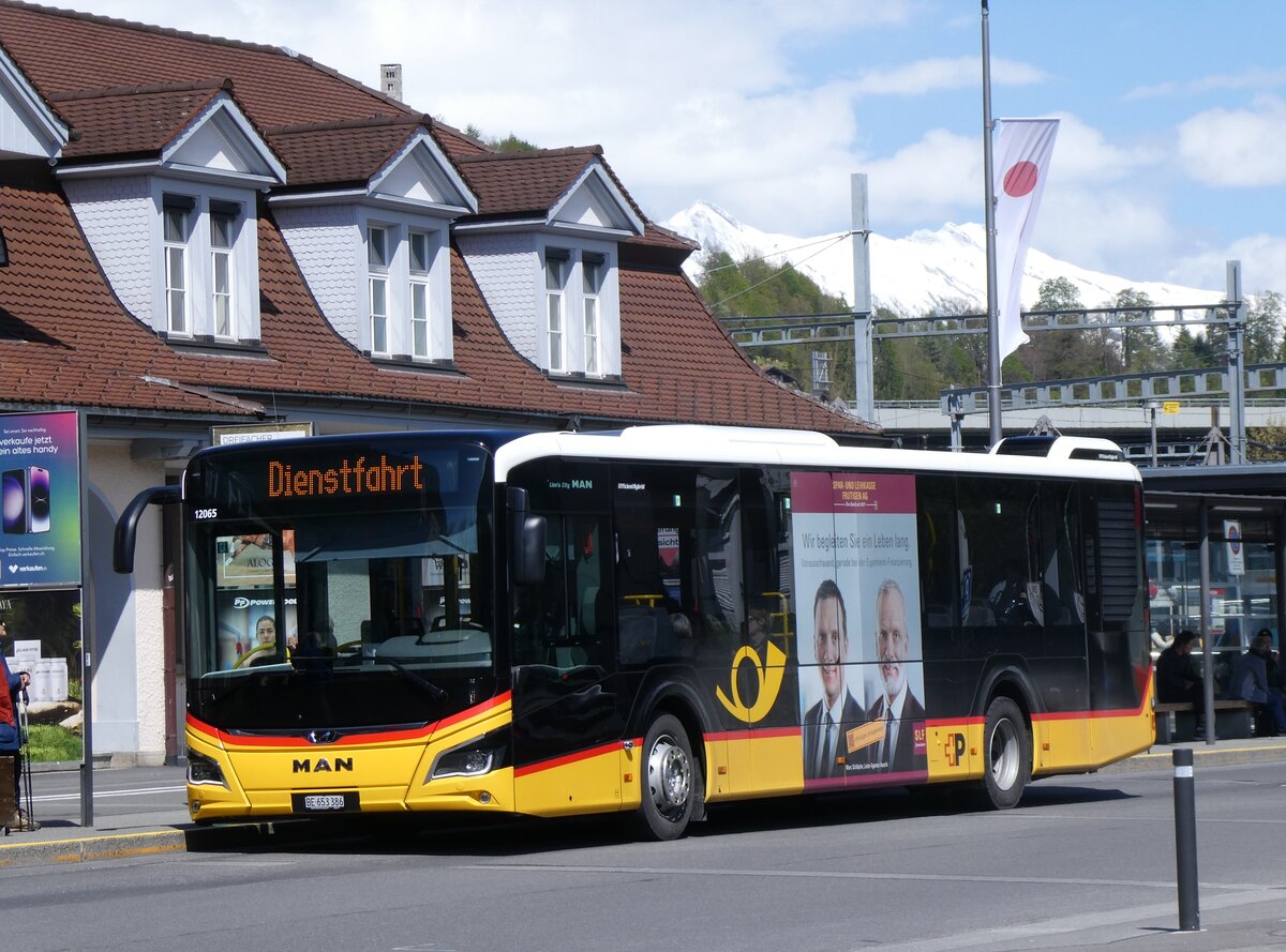 (261'711) - PostAuto Bern - BE 653'386/PID 12'065 - MAN am 25. April 2024 beim Bahnhof Interlaken Ost