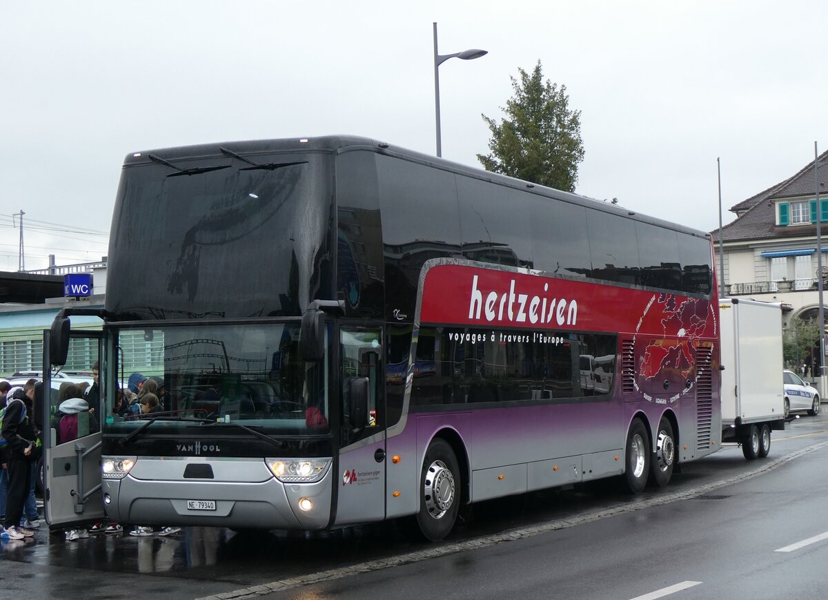 (262'169) - Giger, La Chaux-de-Fonds - Nr. 10/NE 79'340 - Van Hool am 6. Mai 2024 beim Bahnhof Thun