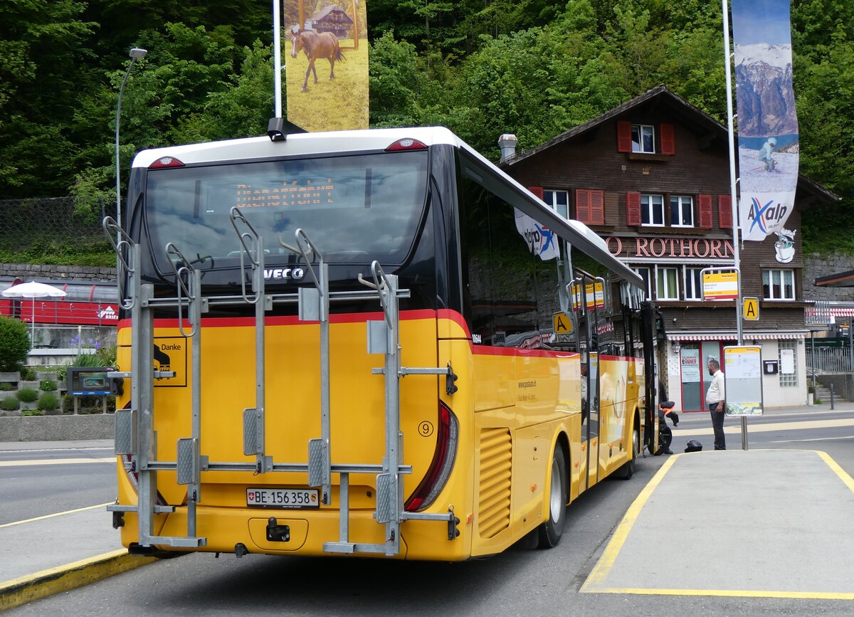 (262'340) - Flck, Brienz - Nr. 9/BE 156'358/PID 10'644 - Iveco am 13. Mai 2024 beim Bahnhof Brienz