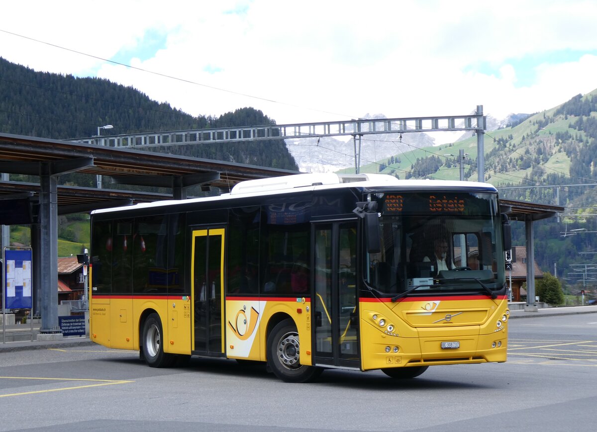 (262'458) - Kbli, Gstaad - BE 308'737/PID 11'458 - Volvo am 17. Mai 2024 beim Bahnhof Gstaad