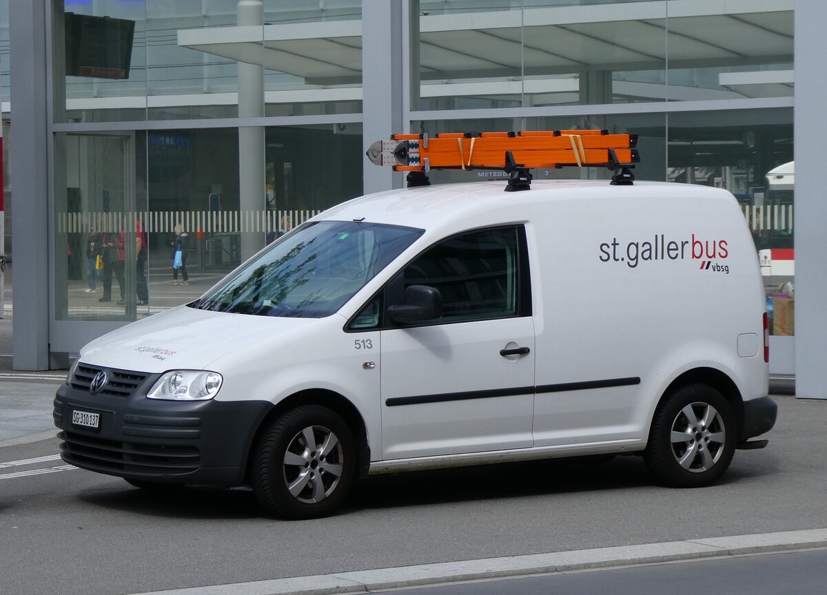 (262'778) - St. Gallerbus, St. Gallen - Nr. 513/SG 310'137 - VW am 24. Mai 2024 beim Bahnhof St. Gallen