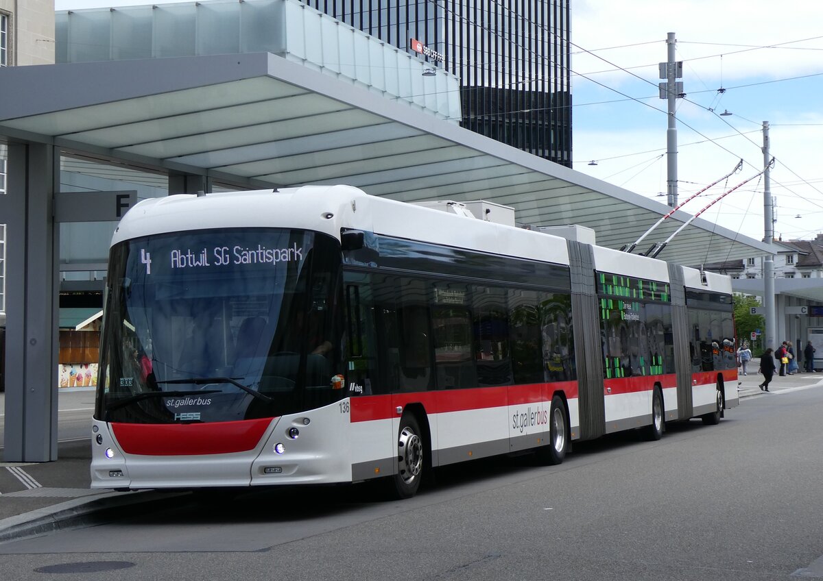 (262'782) - St. Gallerbus, St. Gallen - Nr. 136 - Hess/Hess Doppelgelenktrolleybus am 24. Mai 2024 beim Bahnhof St. Gallen