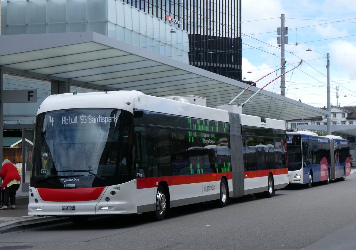 (262'820) - St. Gallerbus, St. Gallen - Nr. 107/SG 467'107 - Hess/Hess Gelenktrolleybus am 24. Mai 2024 beim Bahnhof St. Gallen