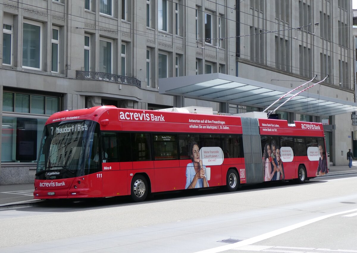 (262'826) - St. Gallerbus, St. Gallen - Nr. 111/SG 467'111 - Hess/Hess Gelenktrolleybus am 24. Mai 2024 beim Bahnhof St. Gallen