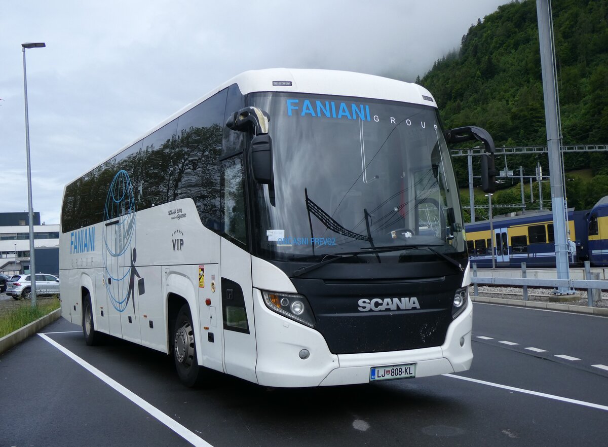 (263'271) - Aus Slowenien: Faniani, Ljubljana - LJ 808-KL - Scania/Higer am 1. Juni 2024 beim Bahnhof Interlaken Ost