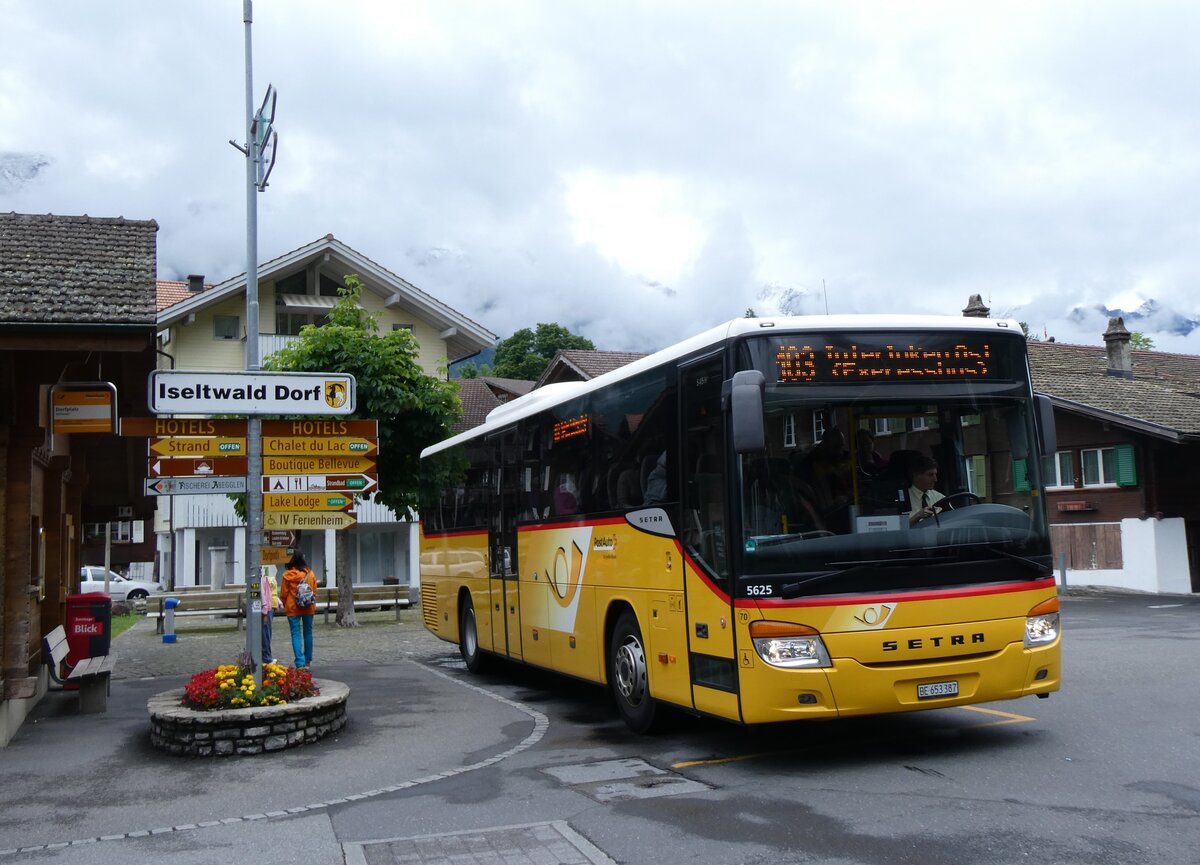 (263'279) - PostAuto Bern - Nr. 70/BE 653'387/PID 5625 - Setra am 1. Juni 2024 in Iseltwald, Dorfplatz