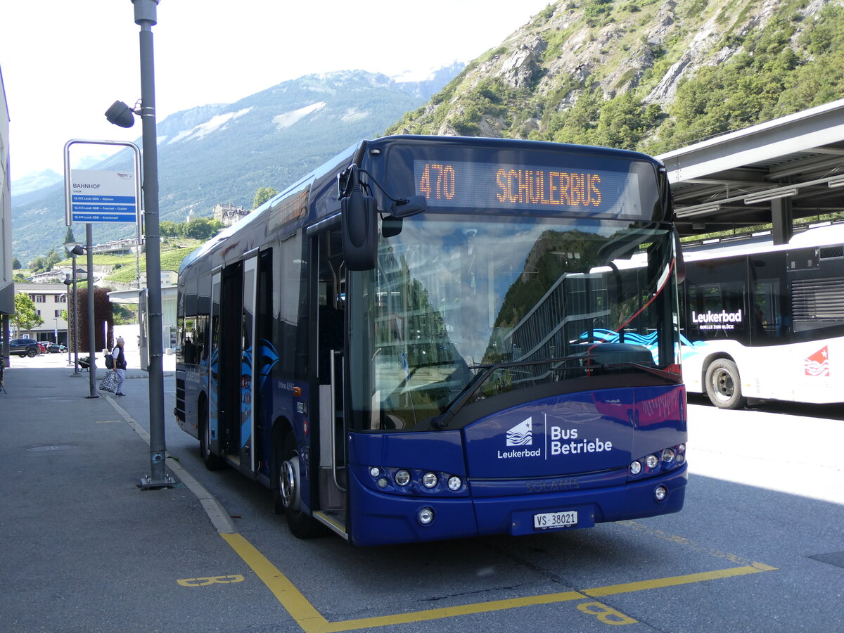 (264'015) - LBB Susten - Nr. 21/VS 38'021 - Solaris am 24. Juni 2024 beim Bahnhof Leuk