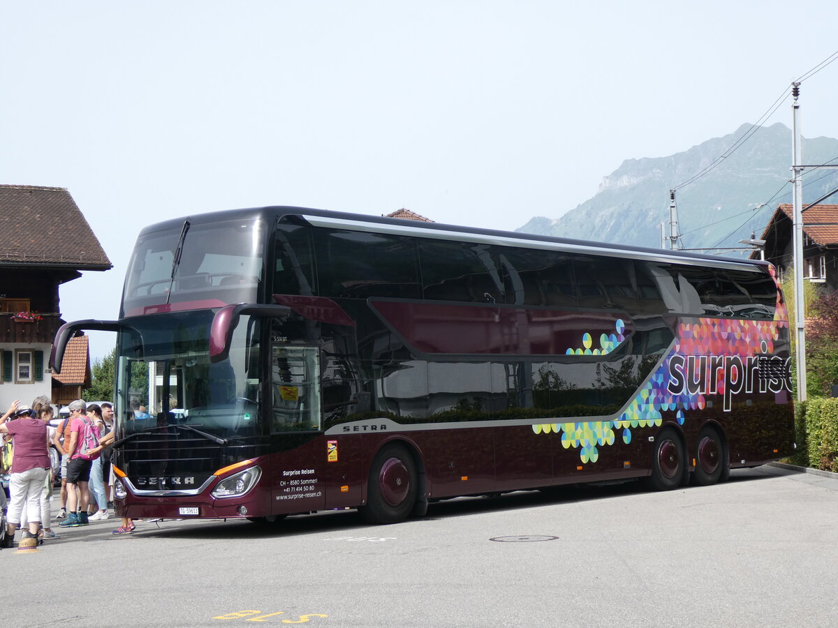 (264'094) - Surprise, Sommeri - TG 59'613 - Setra am 29. Juni 2024 beim Bahnhof Brienz