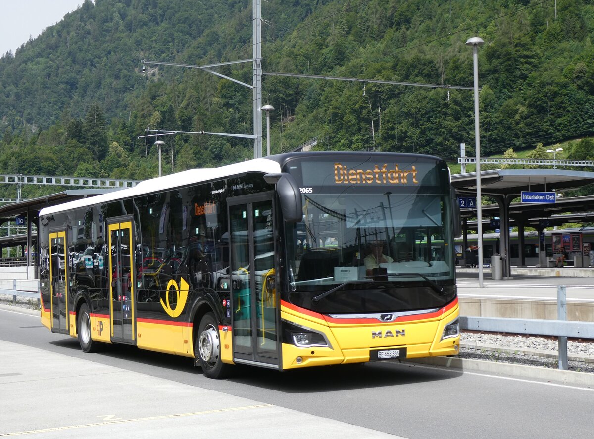 (264'105) - PostAuto Bern - BE 653'386/PID 12'065 - MAN am 29. Juni 2024 beim Bahnhof Interlaken Ost