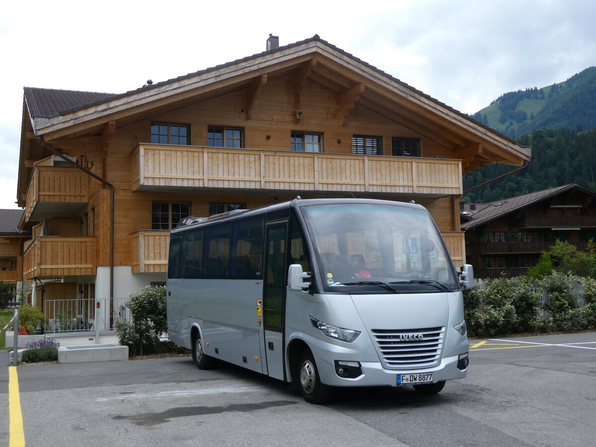 (264'347) - Aus Deutschland: ??? - F-DW 8877 - Iveco/ProBus am 6. Juli 2024 beim Bahnhof Saanen