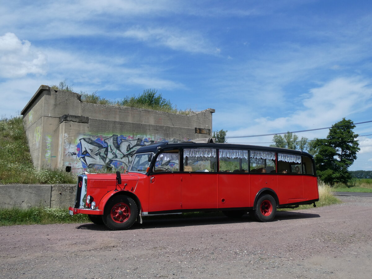 (264'599) - Raab, Bad Drrenberg - MER-K 49H - Saurer/Saurer (ex VDZ/Landerlebniswelt, Bad Drrenberg; ex Fankhauser, CH-Arzier; ex AFA Adelboden/CH Nr. 15; ex P 23'052; ex P 2076) am 10. Juli 2024 in Kreypau, Unvollendete Brcke