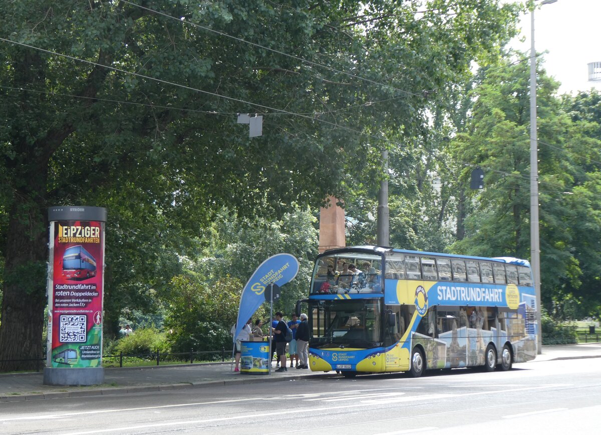 (264'701) - Stadtrundfahrt, Leipzig - L-SF 8012 - Ayats am 11. Juli 2024 beim Hauptbahnhof Leipzig