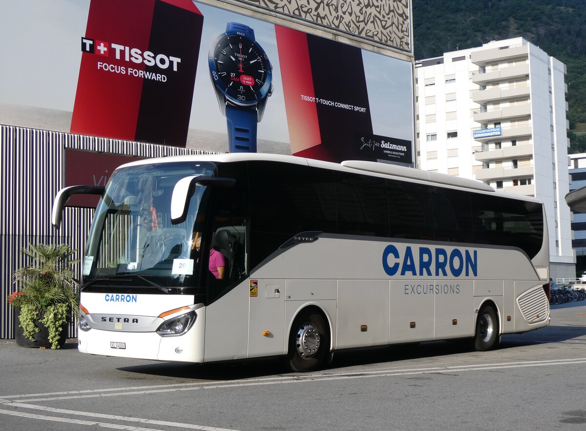 (265'108) - Carron, Fully - VS 24'050 - Setra am 28. Juli 2024 beim Bahnhof Visp