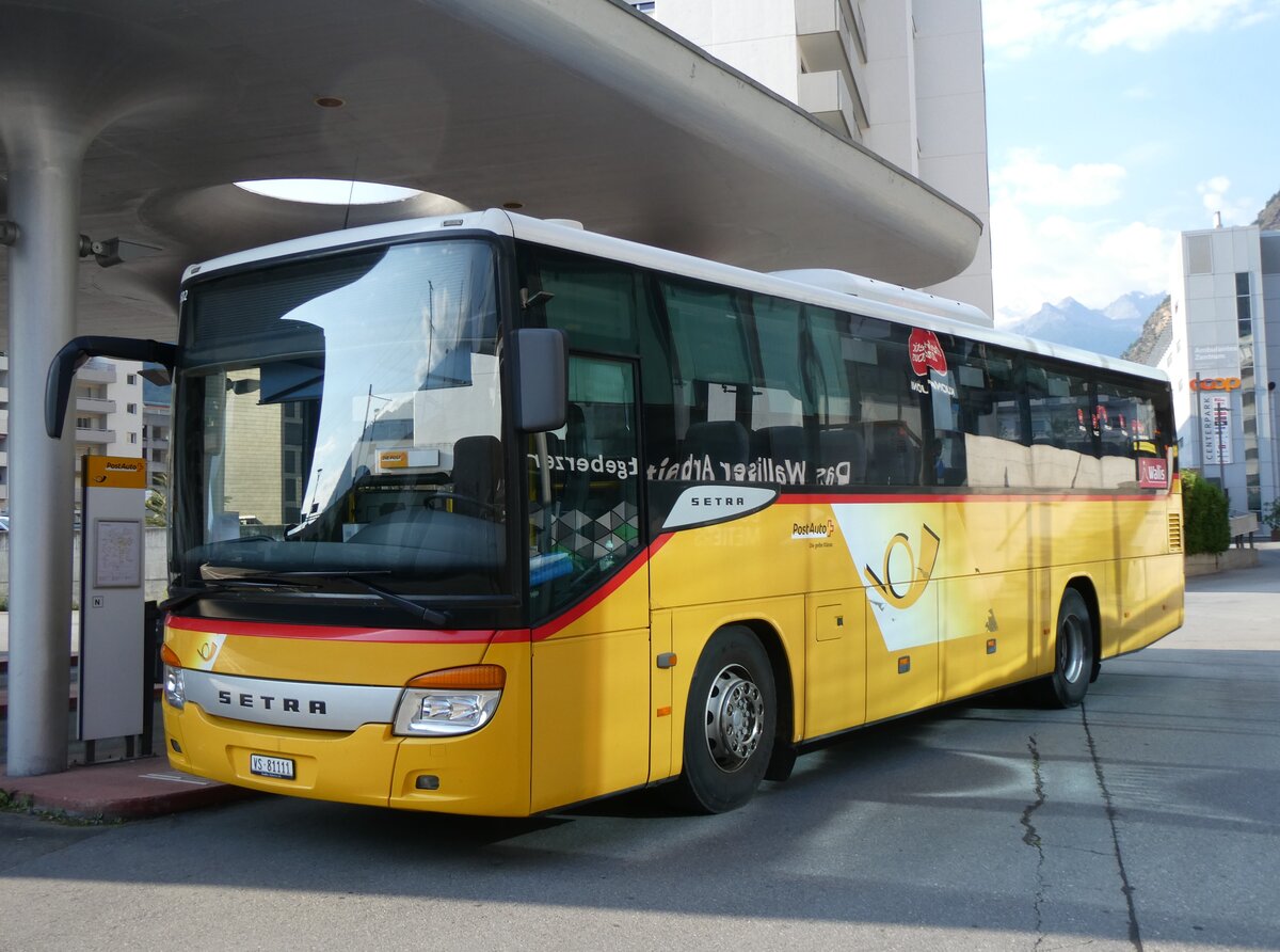 (265'111) - Autotour, Visp - VS 81'111/PID 4502 - Setra am 28. Juli 2024 beim Bahnhof Visp