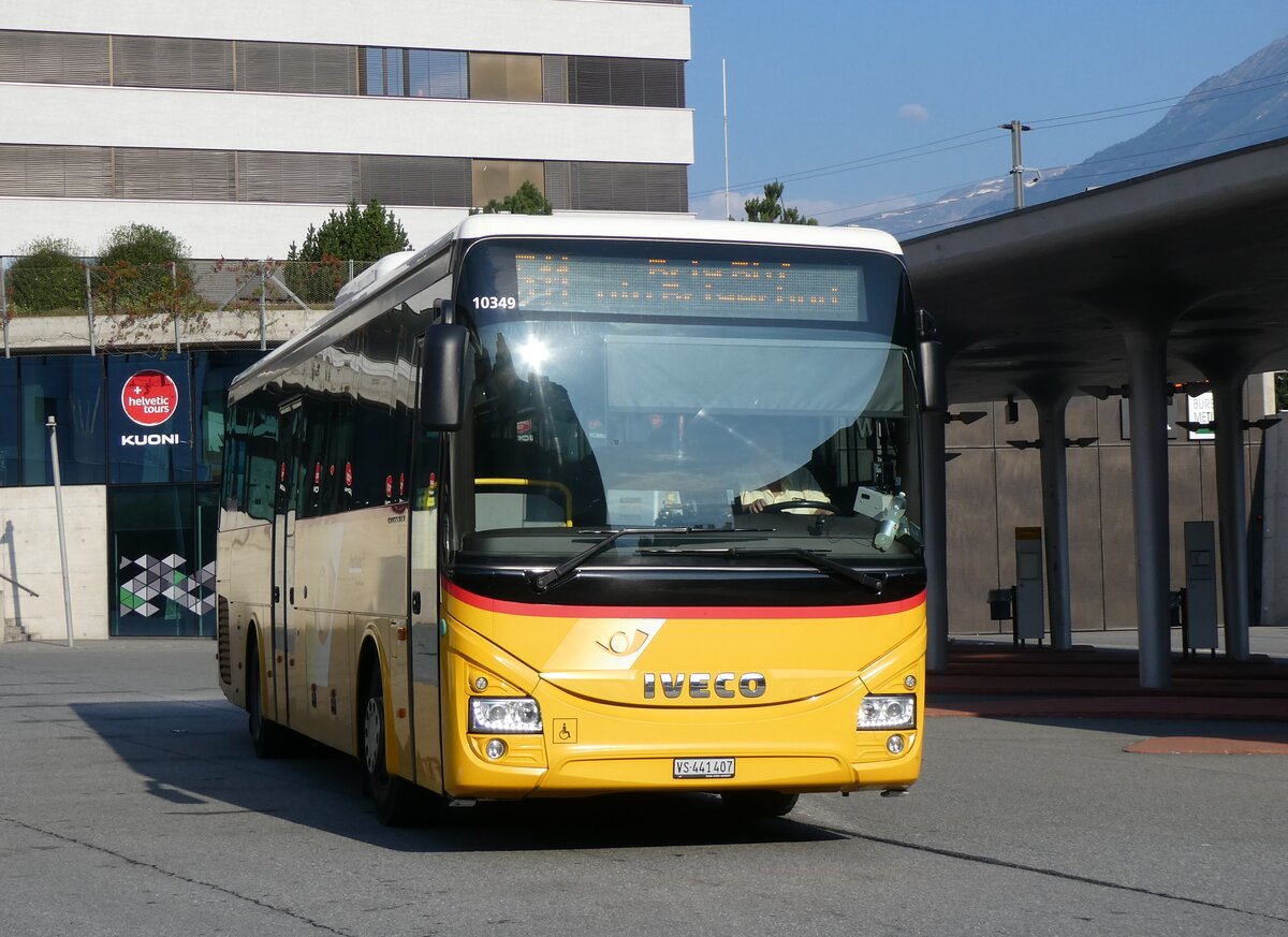 (265'113) - PostAuto Wallis - VS 441'407/PID 10'349 - Iveco am 28. Juli 2024 beim Bahnhof Visp