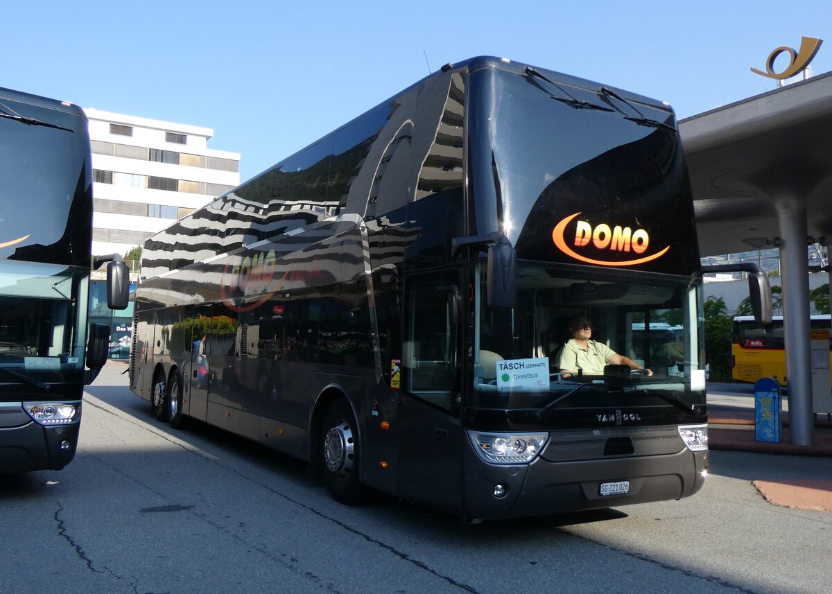 (265'115) - Domo, Glattbrugg - SG 221'026 - Van Hool am 28. Juli 2024 beim Bahnhof Visp