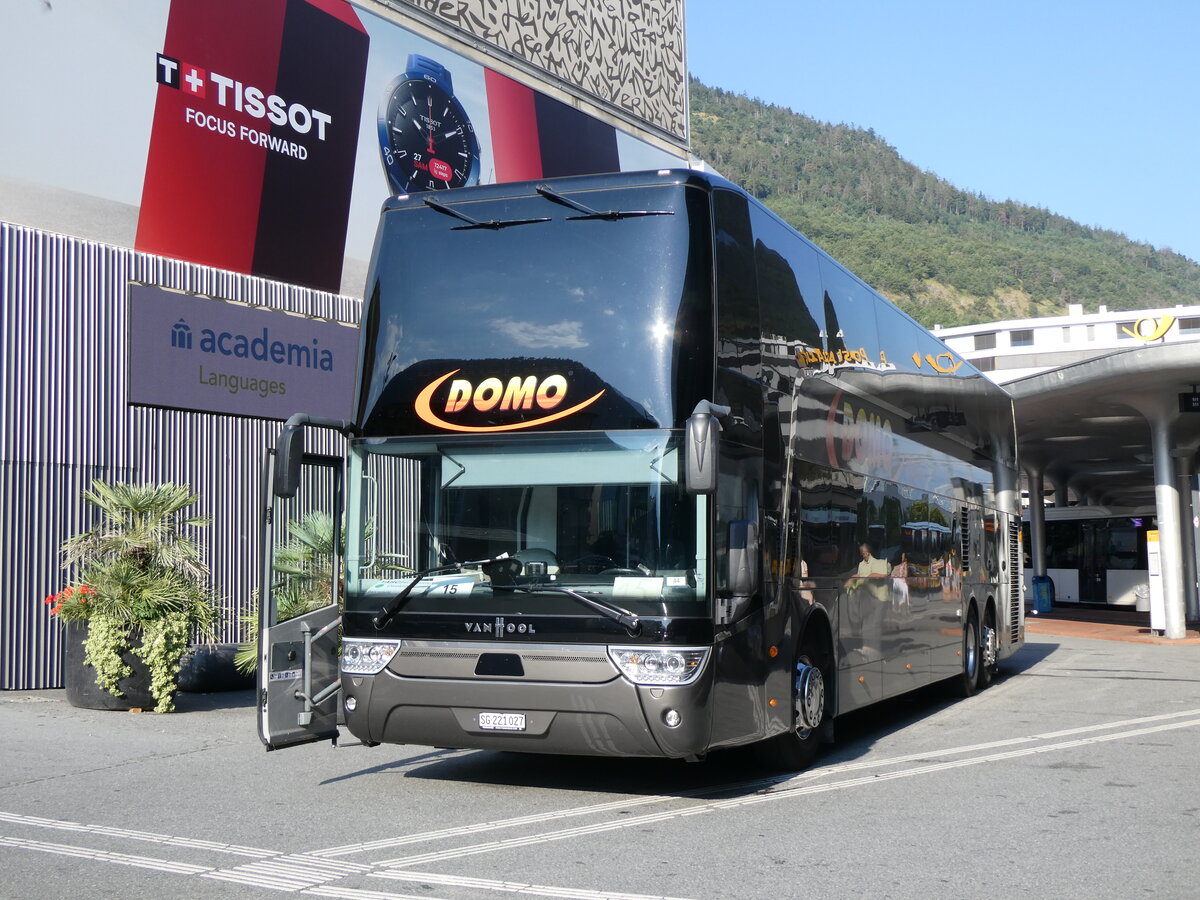 (265'119) - Domo, Glattbrugg - SG 221'027 - Van Hool am 28. Juli 2024 beim Bahnhof Visp