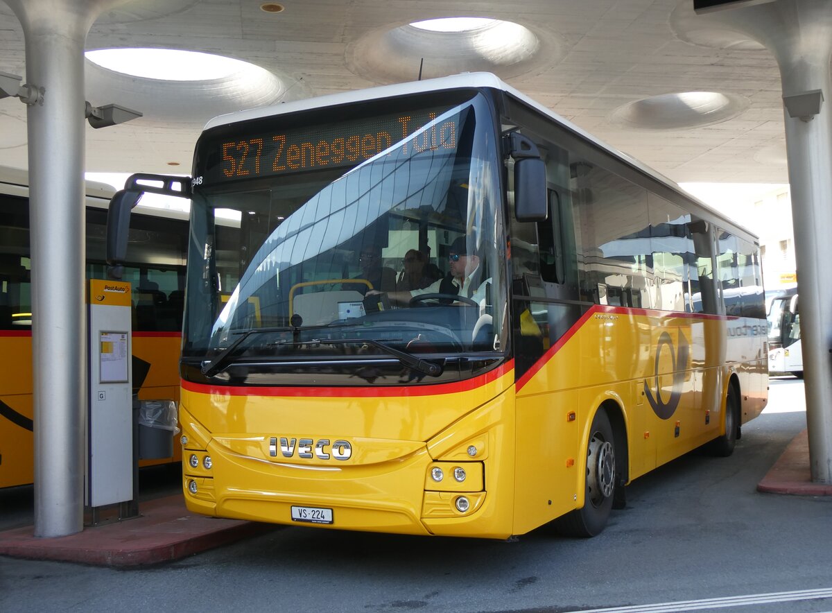 (265'128) - Autotour, Visp - VS 224/PID 11'948 - Iveco am 28. Juli 2024 beim Bahnhof Visp