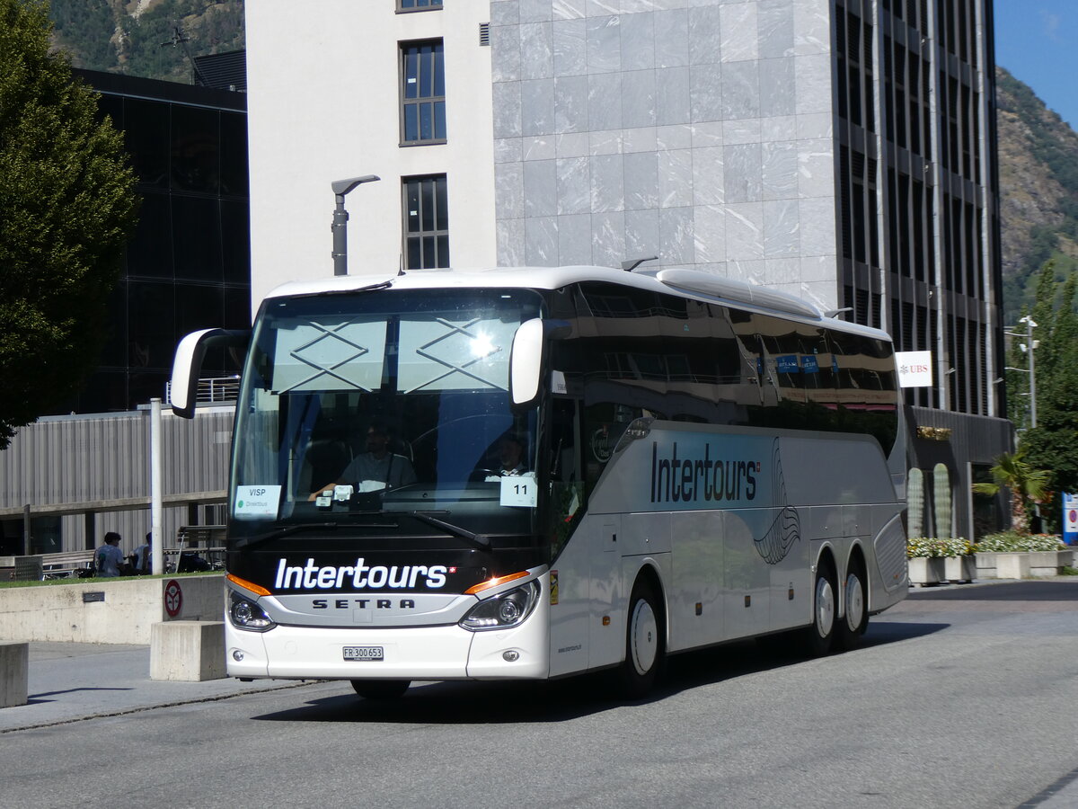 (265'211) - Intertours, Domdidier - FR 300'653 - Setra am 28. Juli 2024 beim Bahnhof Visp