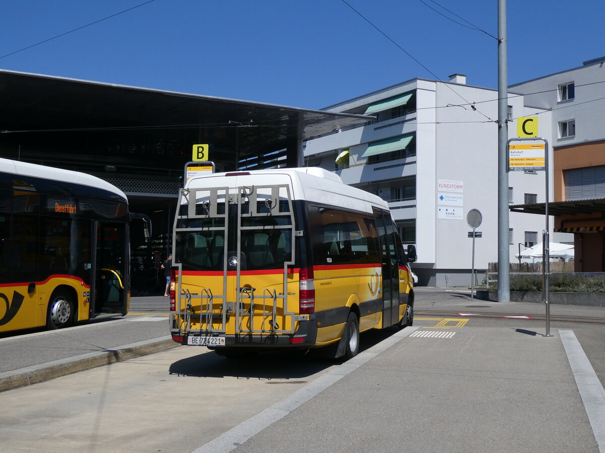 (265'241) - PostAuto Bern - Nr. 221/BE 724'221/PID 10'524 - Mercedes am 29. Juli 2024 beim Bahnhof Worb Dorf