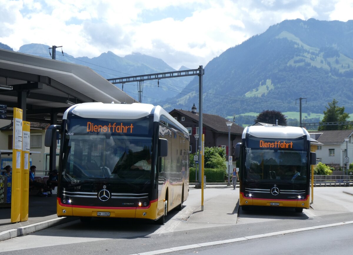 (265'337) - PostAuto Zentralschweiz (Hfliger) - Nr. 568/OW 11'868/PID 12'020 + Nr. 537/OW 16'637/PID 12'021 - eMercedes am 2. August 2024 beim Bahnhof Sarnen