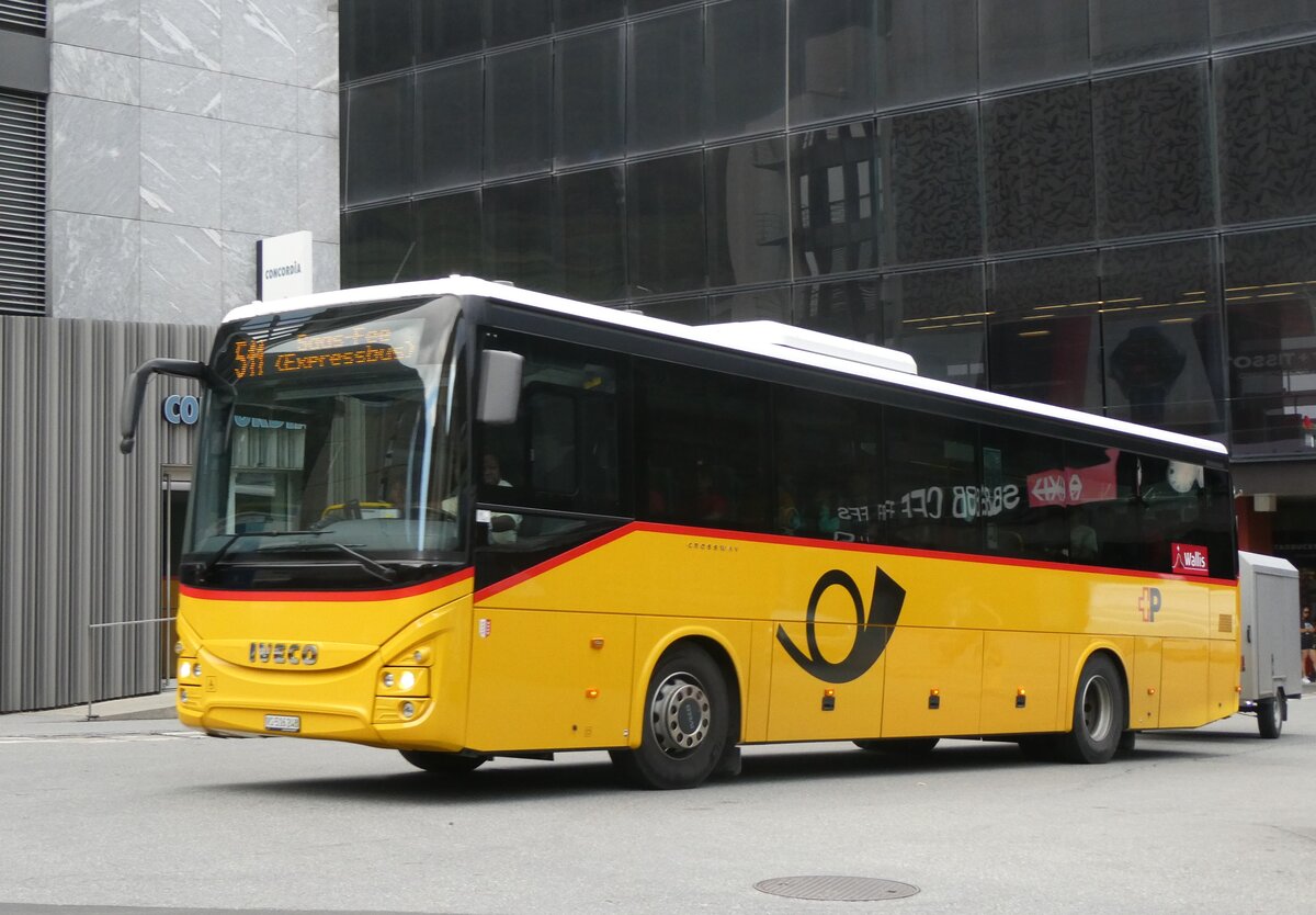 (265'344) - PostAuto Wallis - VS 516'248/PID 11'507 - Iveco am 3. August 2024 beim Bahnhof Visp