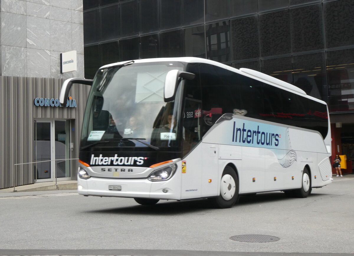 (265'347) - Intertours, Domdidier - FR 300'622 - Setra am 3. August 2024 beim Bahnhof Visp