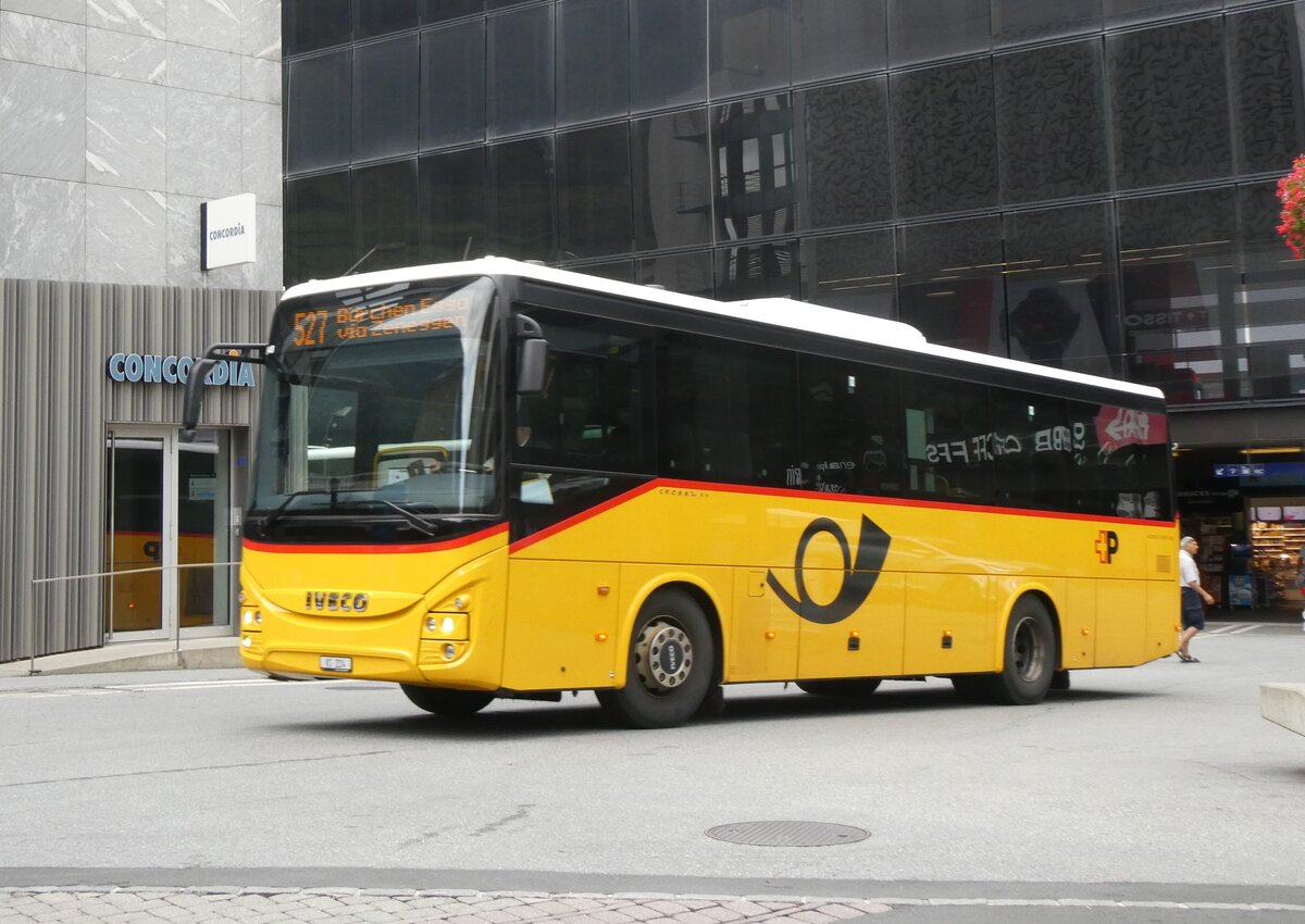 (265'370) - Autotour, Visp - VS 224/PID 11'948 - Iveco am 3. August 2024 beim Bahnhof Visp