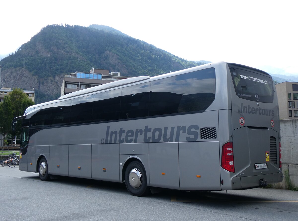 (265'398) - Intertours, Domdidier - FR 300'655 - Mercedes am 3. August 2024 beim Bahnhof Visp