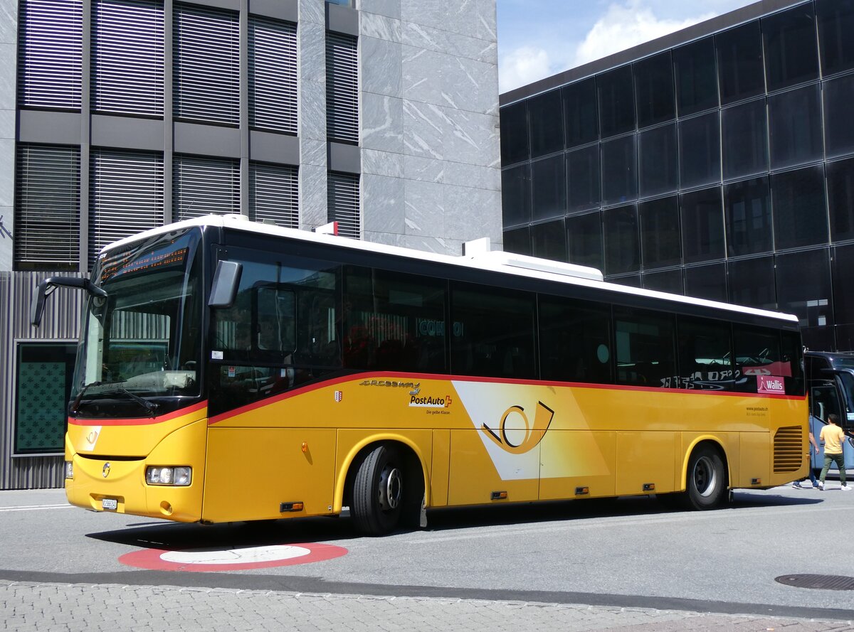 (265'475) - PostAuto Wallis - VS 566'240/PID 5174 - Irisbus (ex BUS-trans, Visp) am 8. August 2024 beim Bahnhof Visp