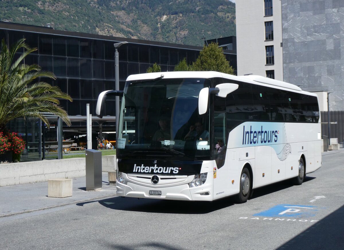 (265'493) - Intertours, Domdidier - FR 300'547 - Setra am 8. August 2024 beim Bahnhof Visp