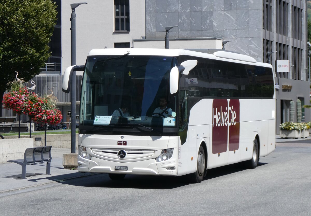 (265'495) - HelvCie, Satigny - Nr. 31'069/GE 961'788 - Mercedes am 8. August 2024 beim Bahnhof Visp