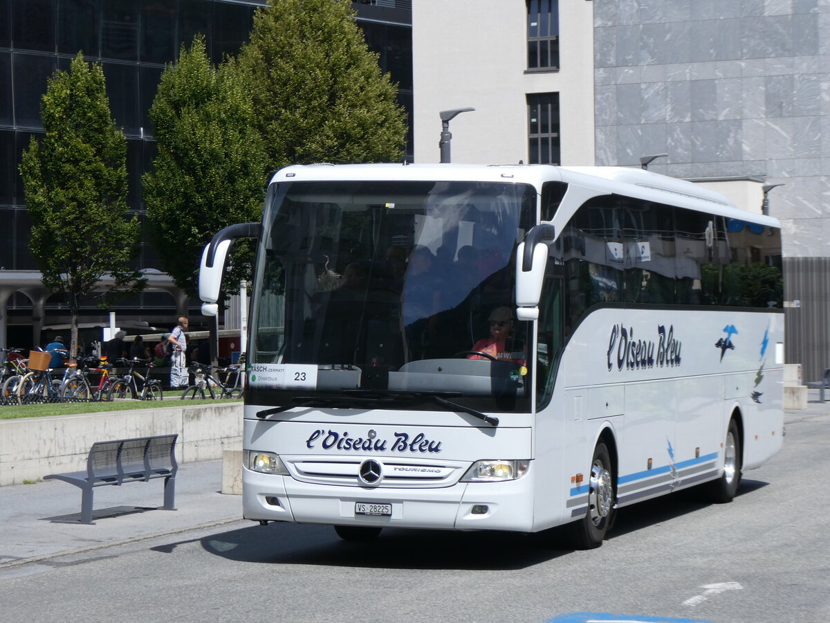 (265'501) - L'Oiseau Bleu, Sierre - VS 28'225 - Mercedes am 8. August 2024 beim Bahnhof Visp