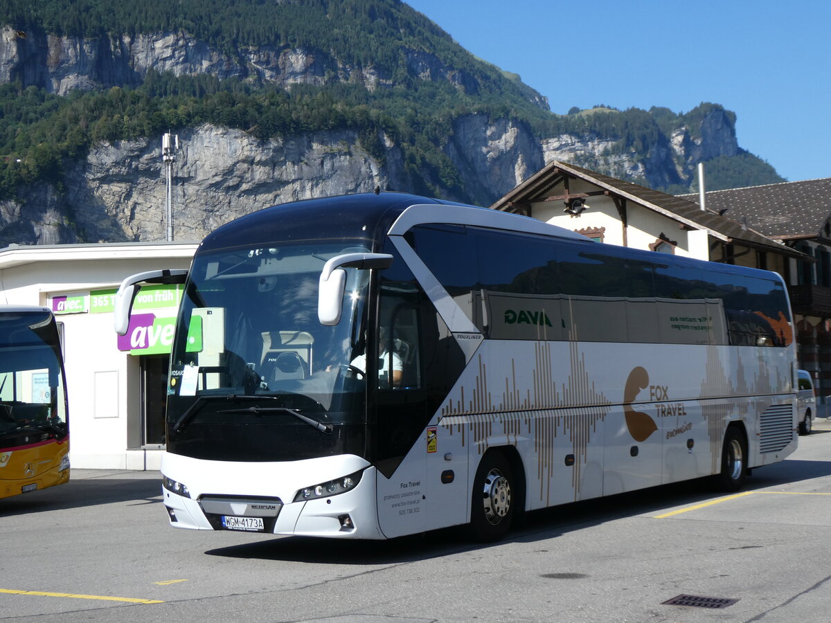 (265'577) - Aus Polen: Fox Travel, Lubon - WGM 4173A - Neoplan am 13. August 2024 beim Bahnhof Meiringen 