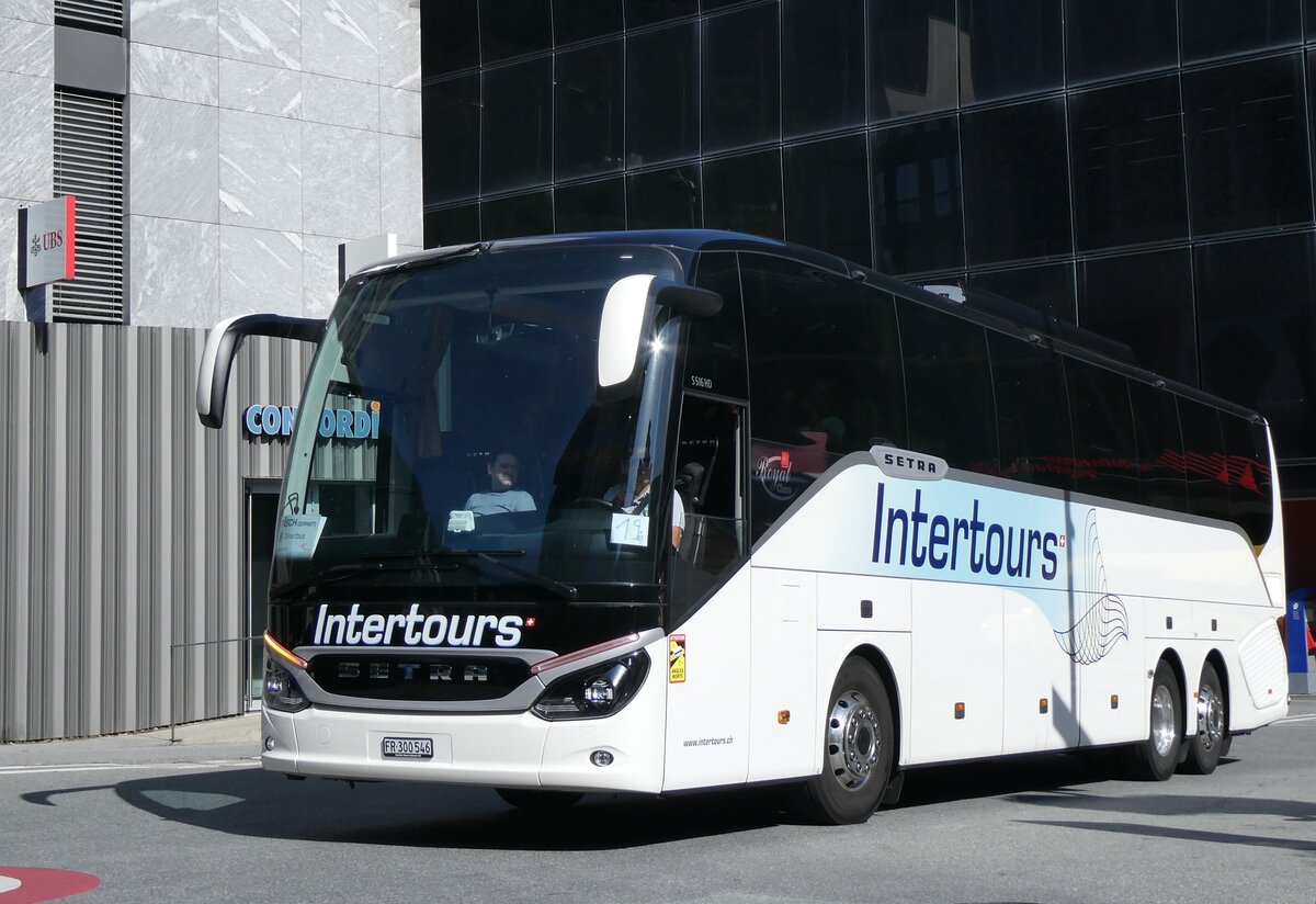 (265'683) - Intertours, Domdidier - FR 300'546 - Setra am 16. August 2024 beim Bahnhof Visp