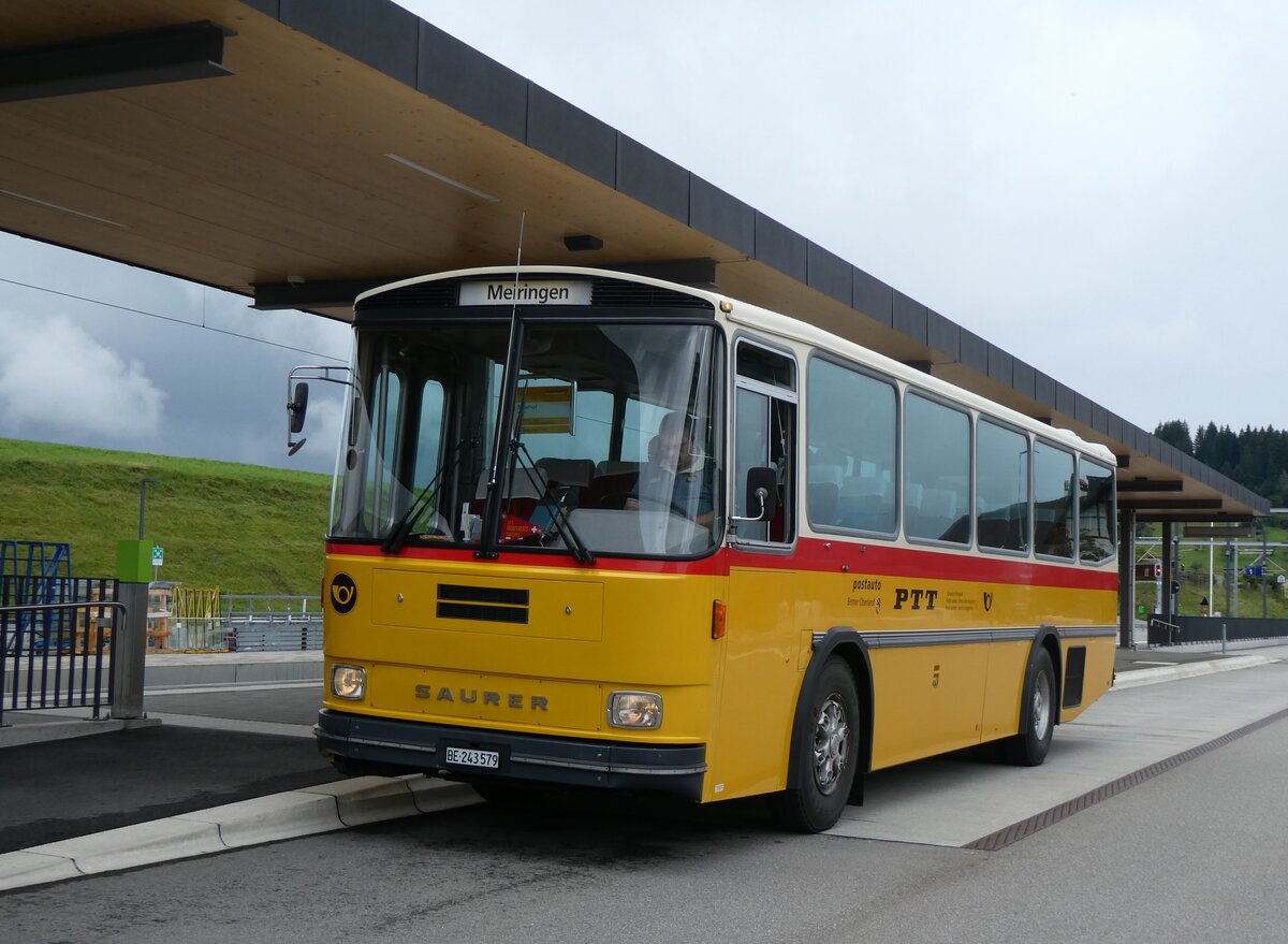 (265'918) - Krummenacher, Zillis - Nr. 74/BE 243'579 - Saurer/R&J (ex AVG Meiringen Nr. 74/PID 10'683; ex PostAuto Berner Oberland; ex P 24'357) am 18. August 2024 beim Bahnhof Biglen