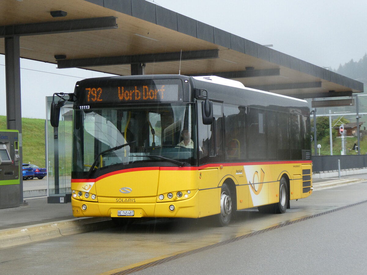 (265'931) - PostAuto Bern - Nr. 11'113/BE 745'481/PID 11'113 - Solaris (ex Nr. 481) am 18. August 2024 beim Bahnhof Biglen