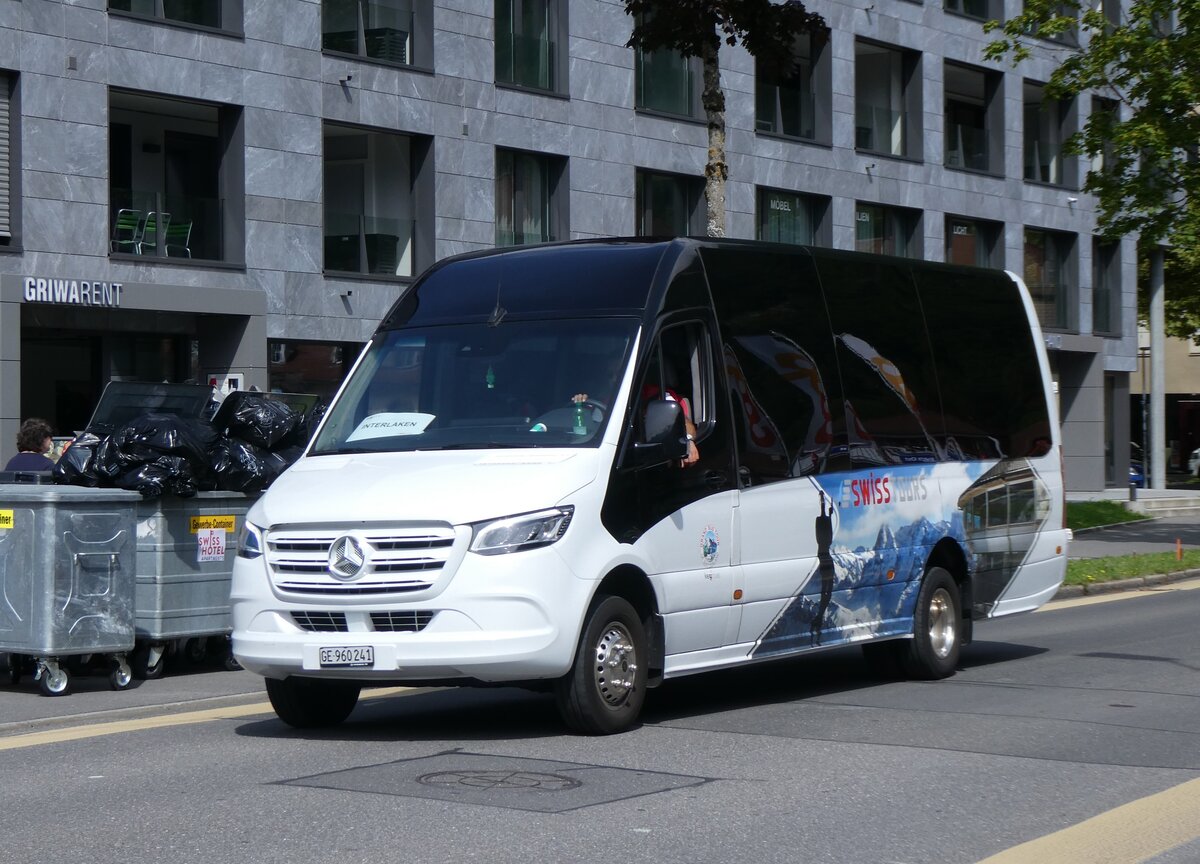 (265'946) - Swisstours Transport, Genve - GE 960'241 - Mercedes am 19. Augst 2024 beim Bahnhof Interlaken Ost