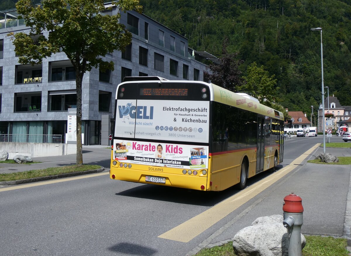 (265'960) - PostAuto Bern - BE 610'537/PID 5070 - Solaris am 19. August 2024 beim Bahnhof Interlaken Ost