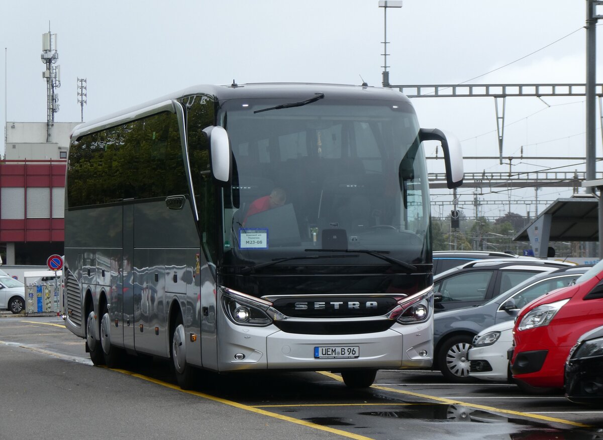 (266'128) - Aus Deutschland: Unser Roter Bus, Ueckermnde - UEM-B 96 - Setra am 25. August 2024 in Thun, CarTerminal 