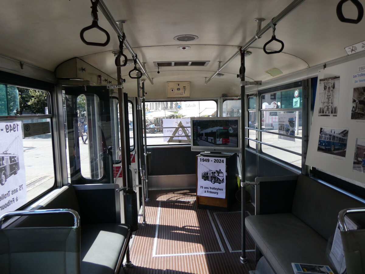 (266'793) - TF Fribourg (CTF) - Nr. 34 - Saurer/Hess Trolleybus (ex TPF Fribourg Nr. 334; ex TF Fribourg Nr. 34) am 7. September 2024 in Fribourg, Place Georges Python (Innenaufnahme)