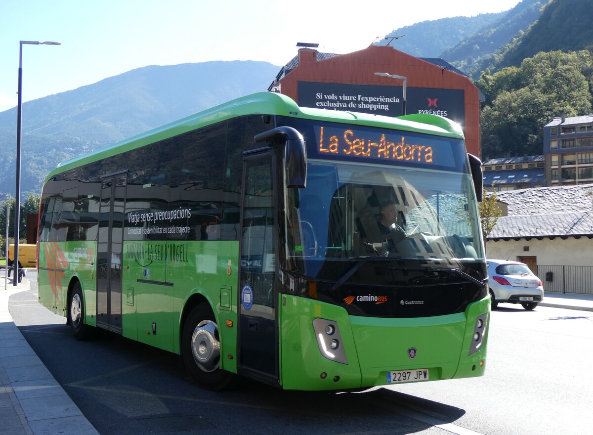 (267'282) - Camino Bus, Escaldes-Engordany - 2297 JPW - Scania/Castrosua am 19. September 2024 in Andorra la Vella, Estaci Nacional Autobusos (Spanisches Kennzeichen)